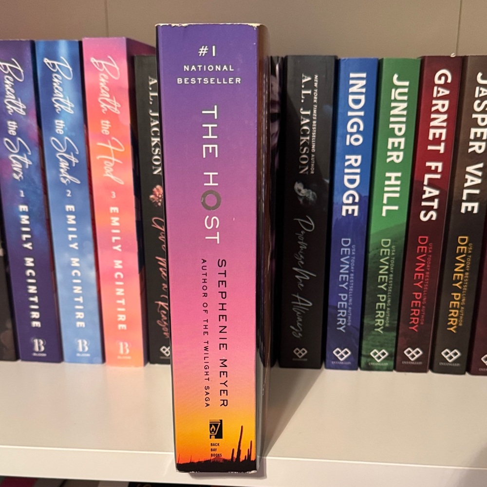 The Host by Stephenie Meyer - Picture 3 of 6